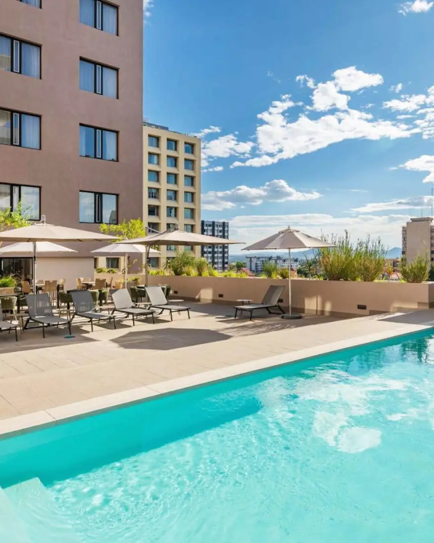 Бассейн на крыше Hilton Garden Inn